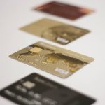Comparaison entre carte de débit et carte de crédit : laquelle choisir selon vos besoins