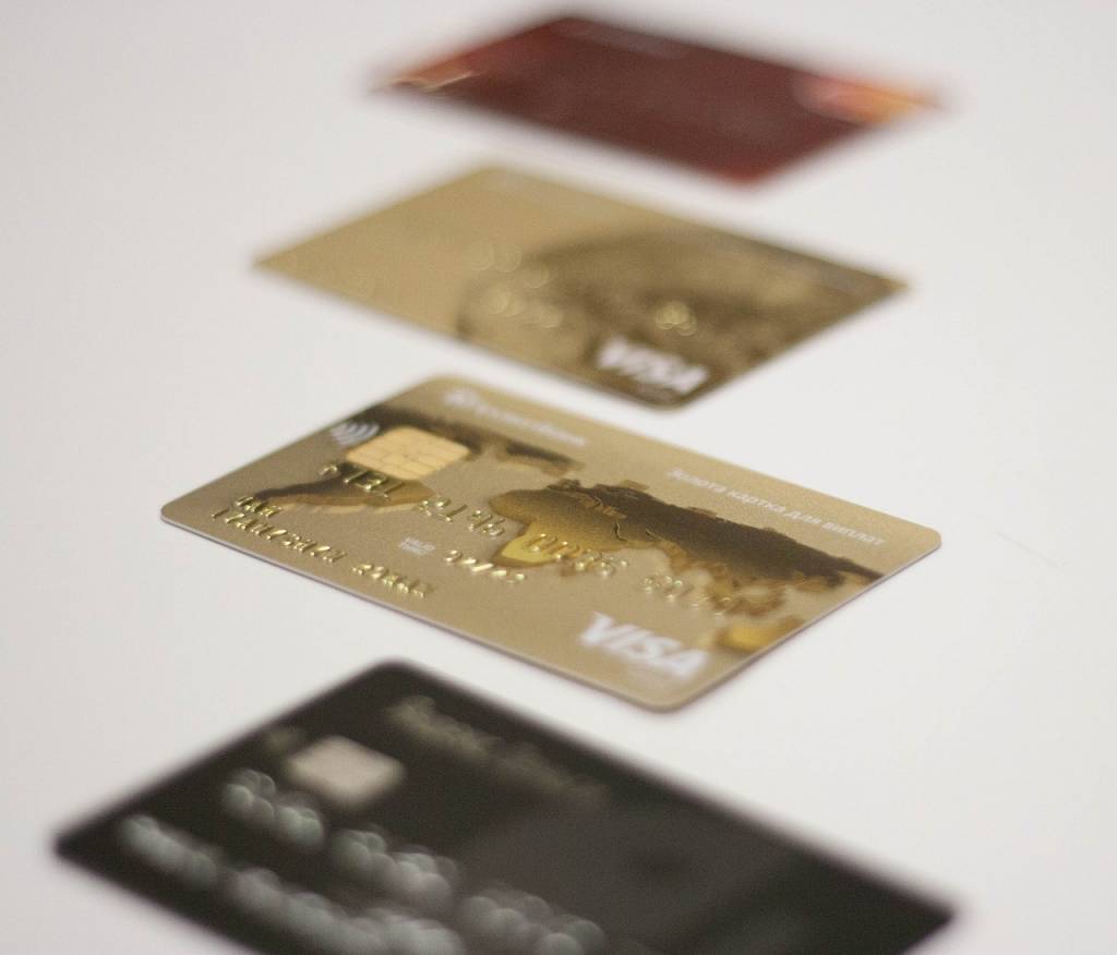 Comparaison entre carte de débit et carte de crédit : laquelle choisir selon vos besoins